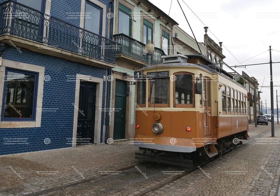 Just meters from the flat, catch the tram to Ribeira, exactly as 50 years ago!