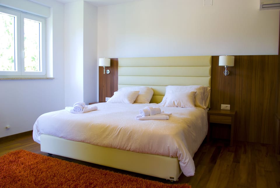 Premium bedding, minibar, in-room safe, soundproofing