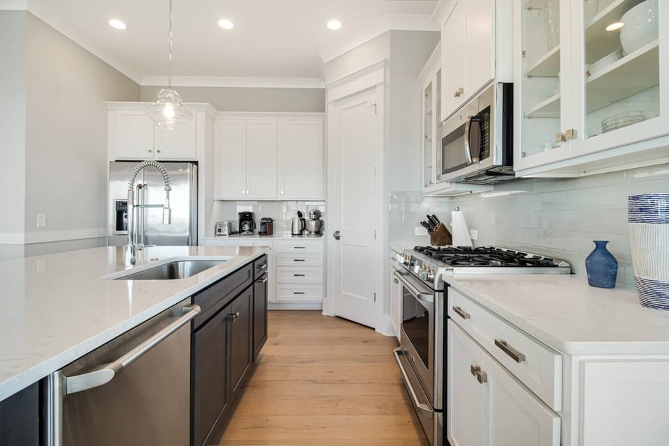 Large chef's kitchen to cook your favorite meals. Drip and keurig coffee maker