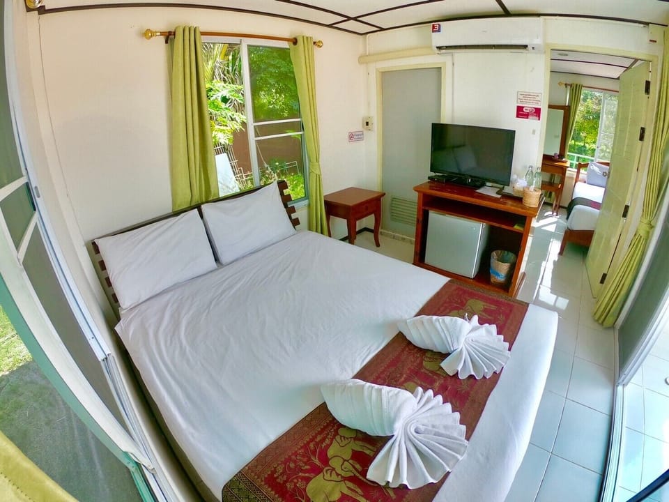 Standard Duplex | Blackout drapes, free WiFi, bed sheets