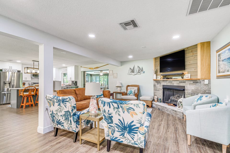 Living Room | Smart TV | WiFi | Gas Fireplace | Central A/C & Heat