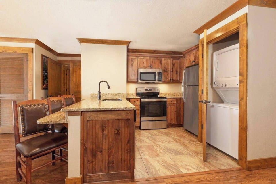Full kitchen with a washer and dryer next to it for your convenience..