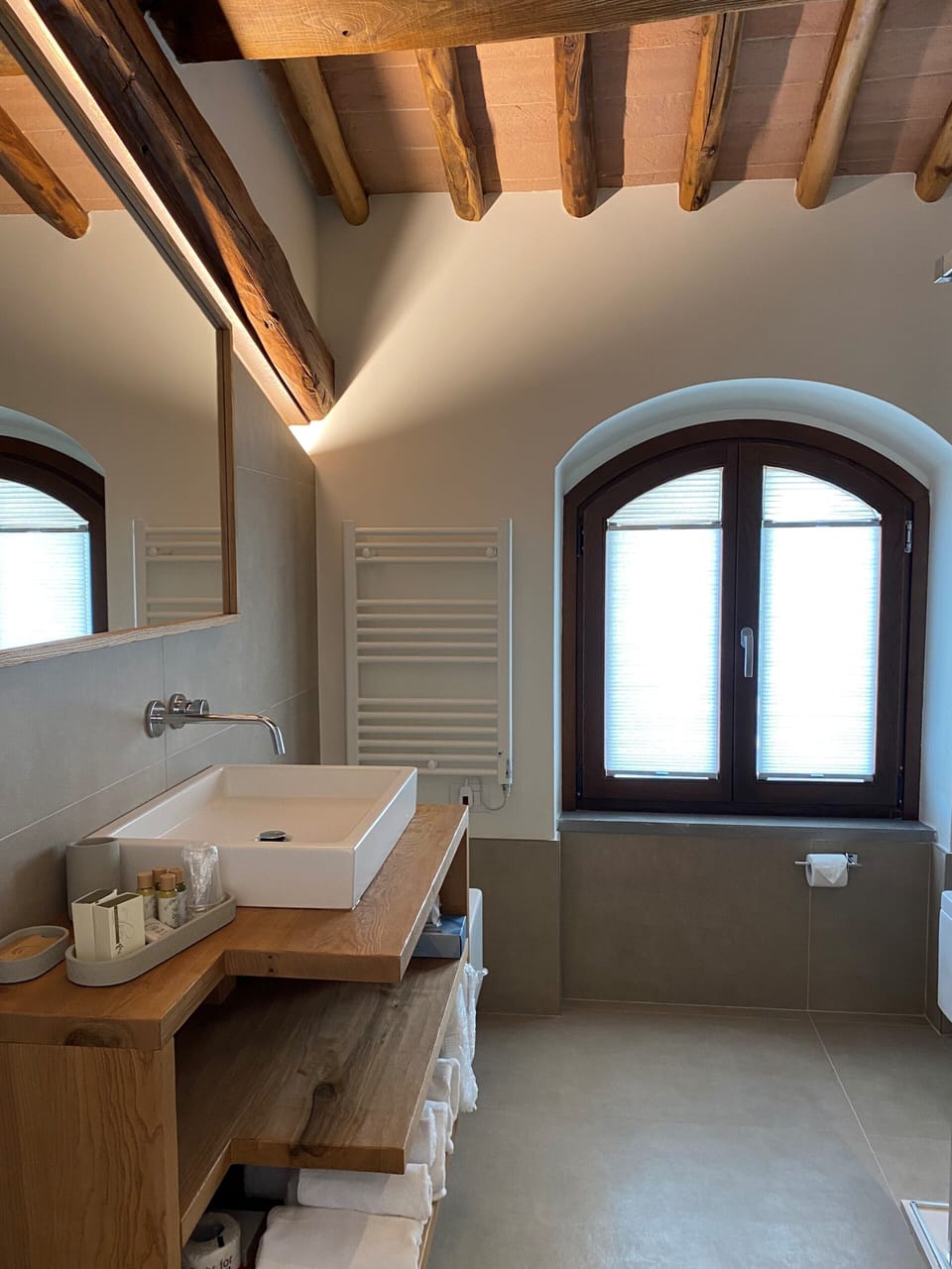 Deluxe Panoramic | Bathroom | Shower, rainfall showerhead, hair dryer, bidet