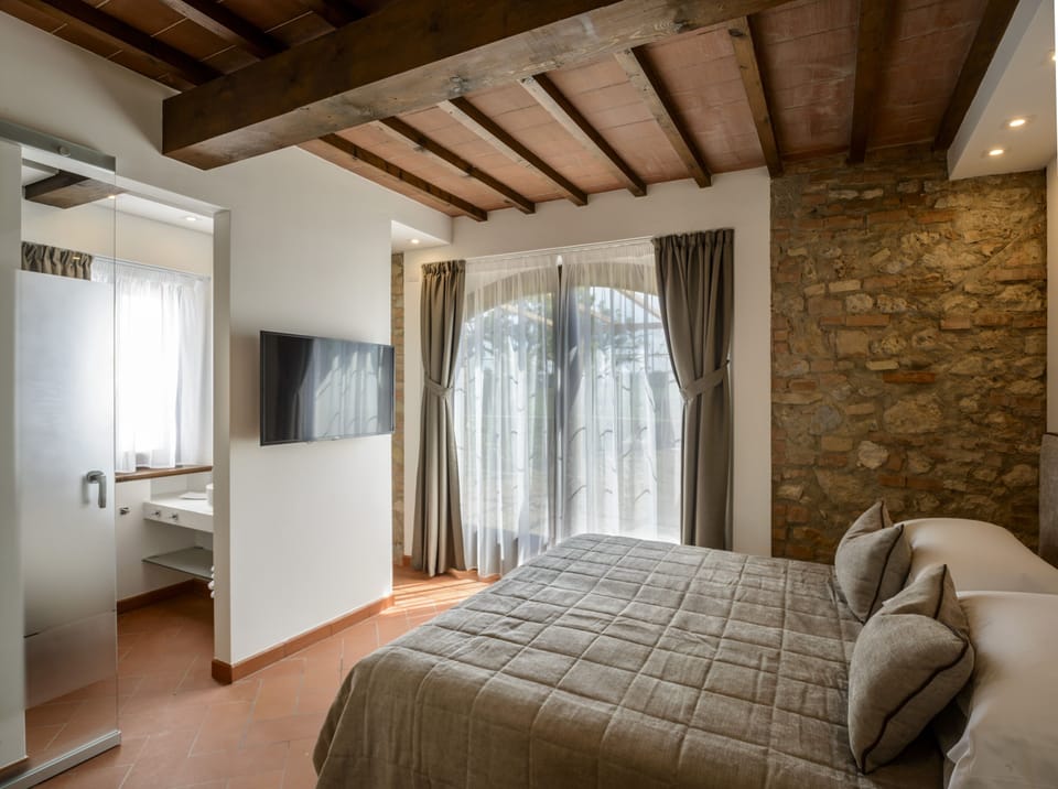 Superior Room, Ground Floor | Minibar, in-room safe, blackout drapes, soundproofing