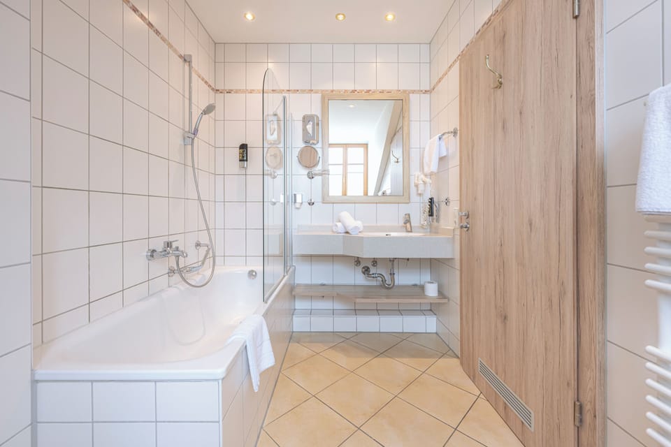 Comfort Quadruple Room | Bathroom | Shower, free toiletries, hair dryer, towels