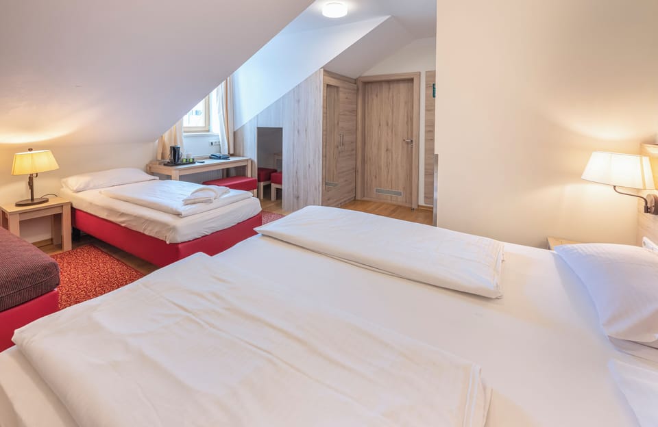 Comfort Quadruple Room | Desk, laptop workspace, free WiFi, bed sheets