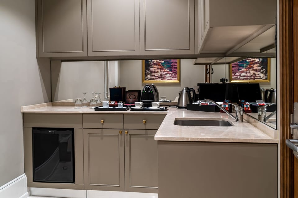 Royal Suite, 1 Bedroom, Non Smoking, City View | 1 bedroom, premium bedding, Tempur-Pedic beds, minibar