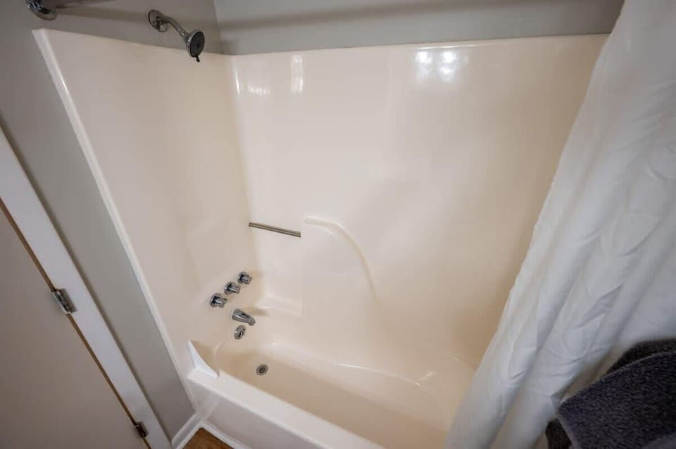 2nd Bathroom Ensuite to 2nd Bedroom