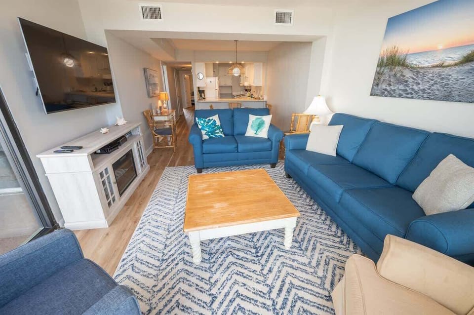 Beautifully Decorated Family Room overlooking the Ocean