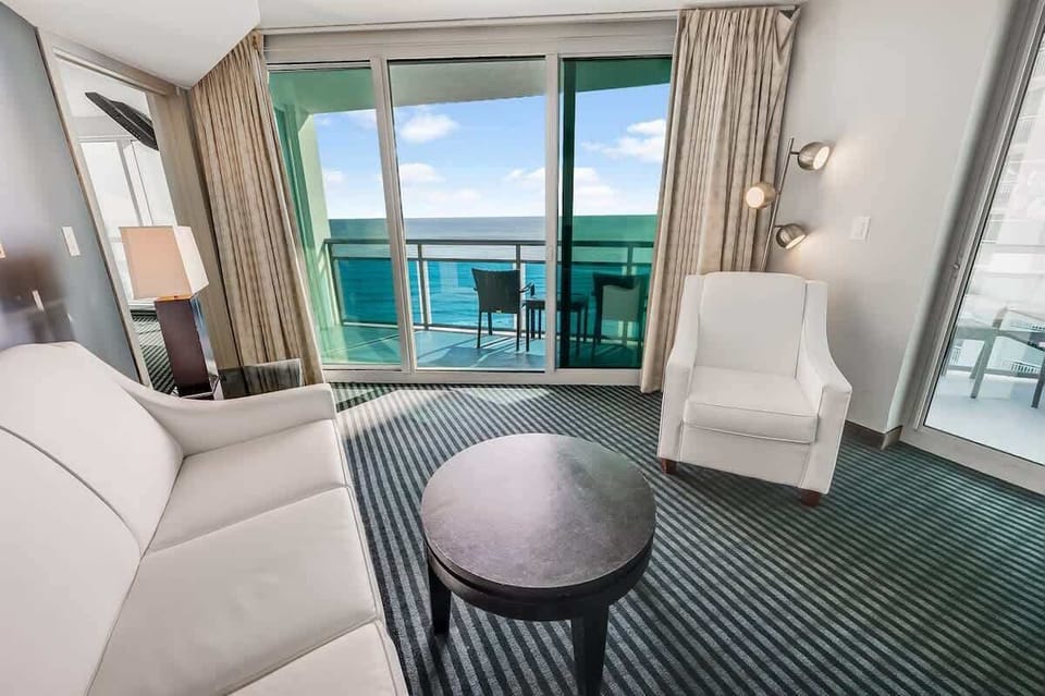 Living Room with Stunning Views☀️