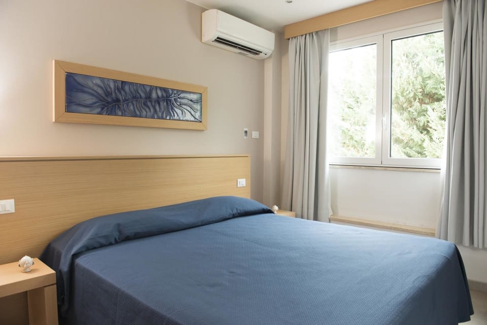 Junior Room, 1 Bedroom, Sea View | Minibar, in-room safe, desk, soundproofing