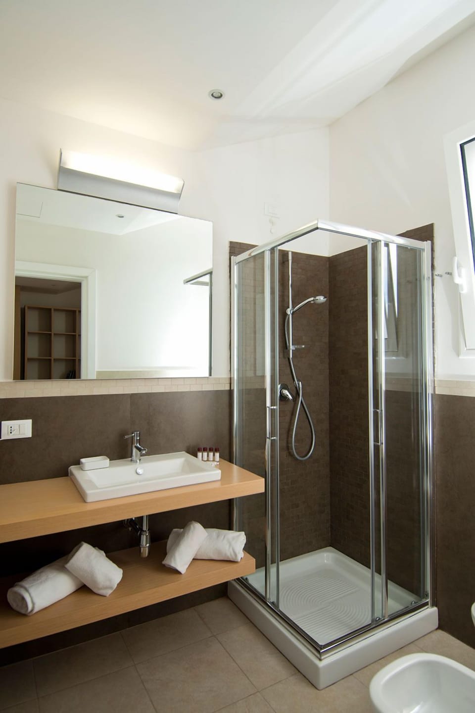 Superior Room, 1 Bedroom | Bathroom | Shower, hair dryer, bidet, towels
