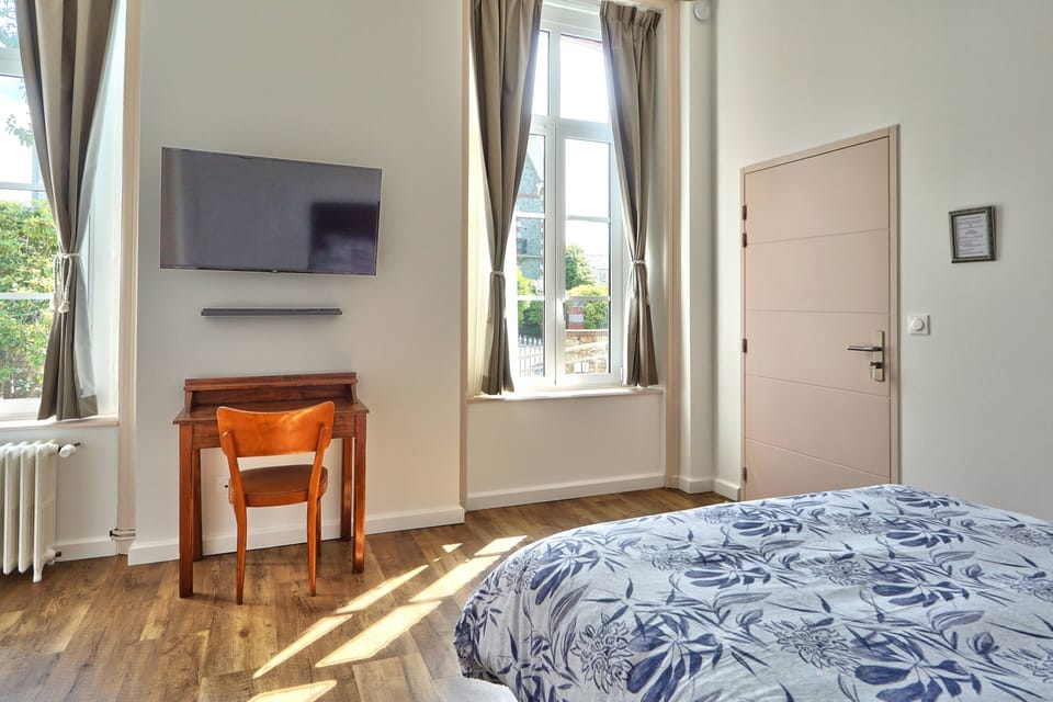Double Room | Laptop workspace, iron/ironing board, free WiFi, bed sheets