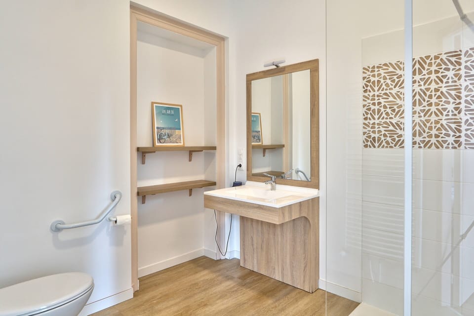 Double Room | Bathroom | Eco-friendly toiletries, hair dryer, towels