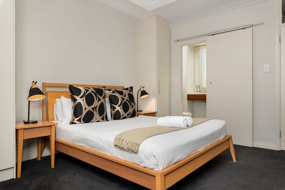 Luxury Apartment | 2 bedrooms, laptop workspace, iron/ironing board, free WiFi