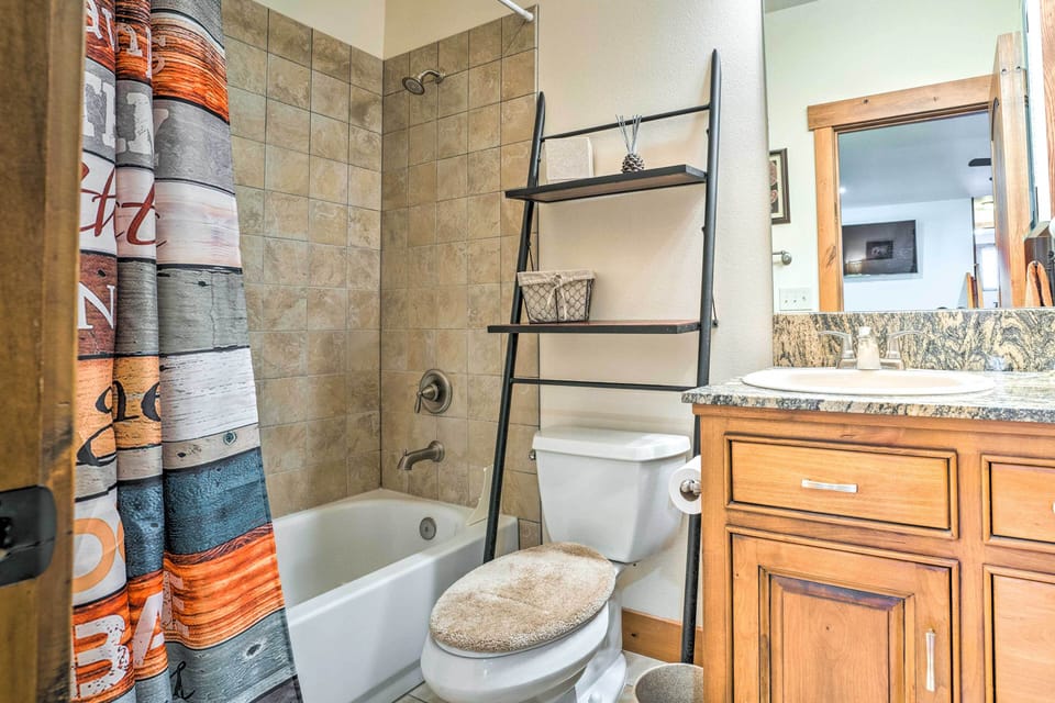 Full Bathroom | Complimentary Toiletries Provided