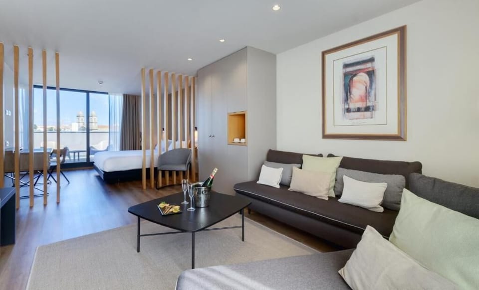 Junior Suite | Minibar, in-room safe, free WiFi, bed sheets