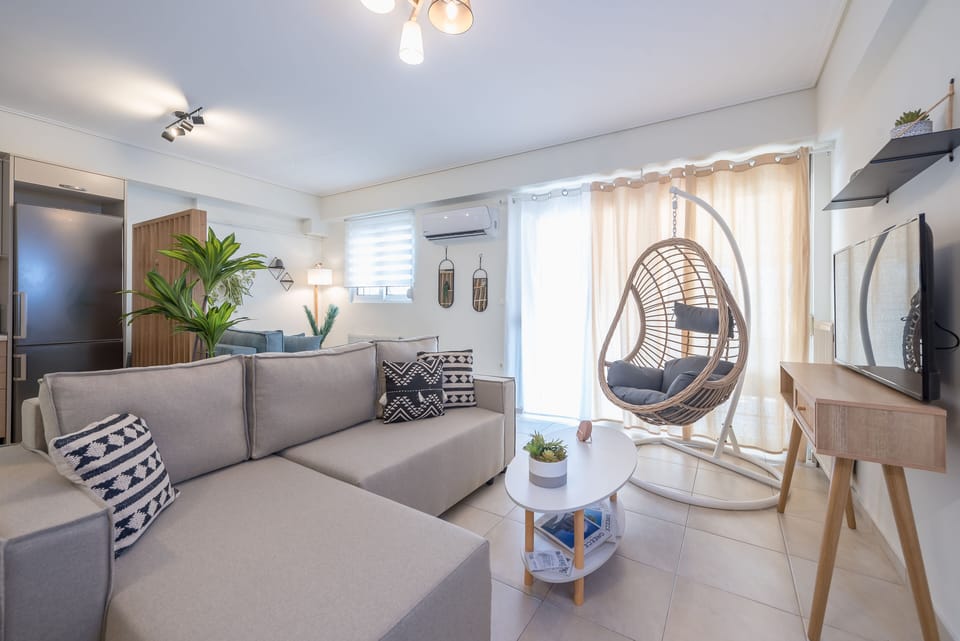 Luxury Double Room | Living area | Smart TV, offices