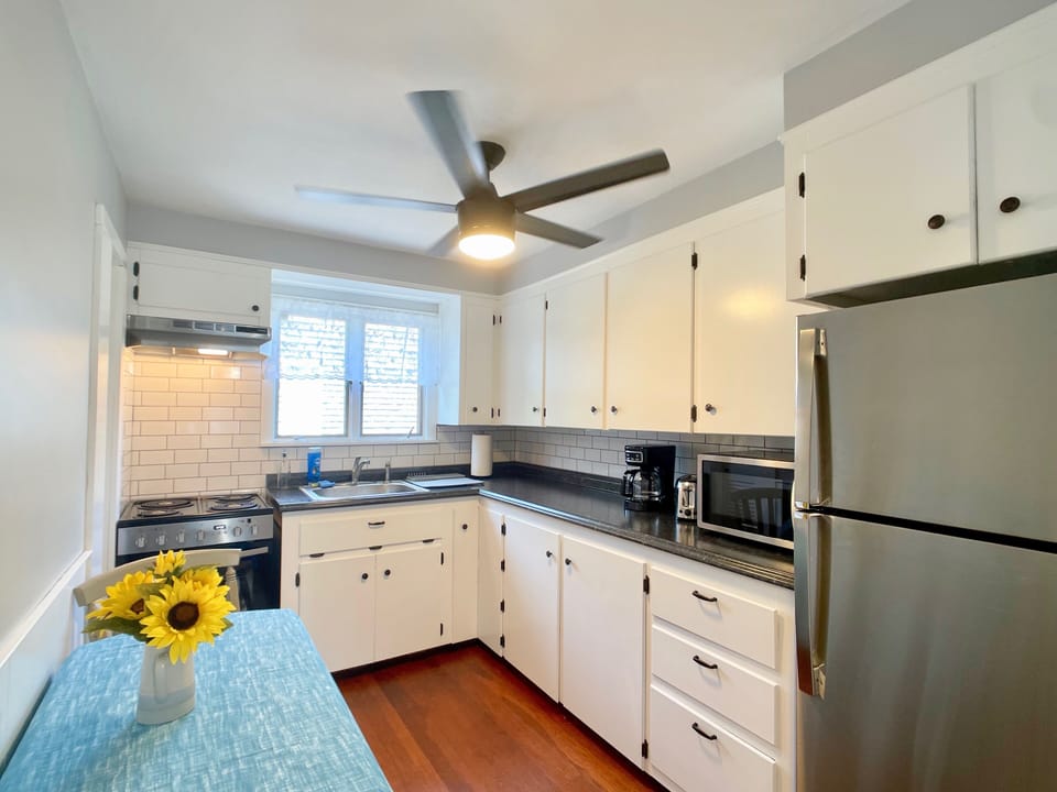 Eat-in kitchen with a leaf-table for 4.