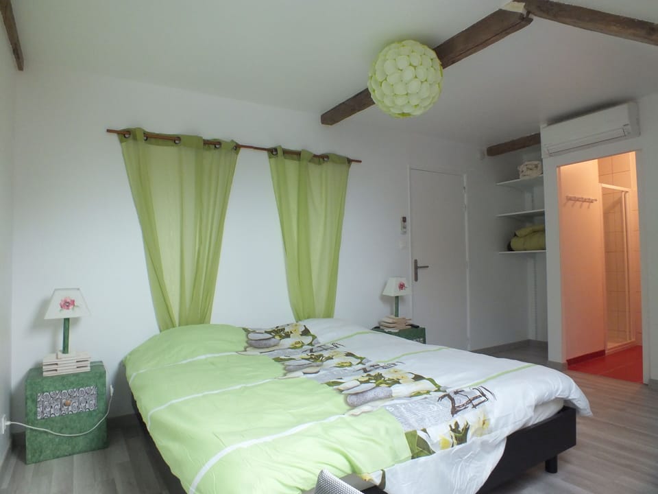 Standard Triple Room | Free cribs/infant beds, free WiFi, bed sheets