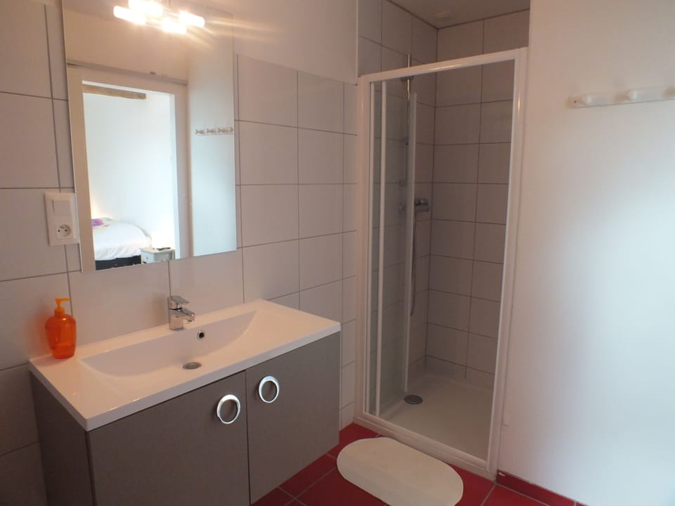 Standard Triple Room | Bathroom | Shower, hair dryer, towels