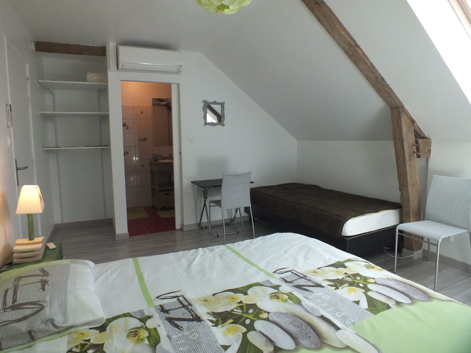 Standard Triple Room | Free cribs/infant beds, free WiFi, bed sheets