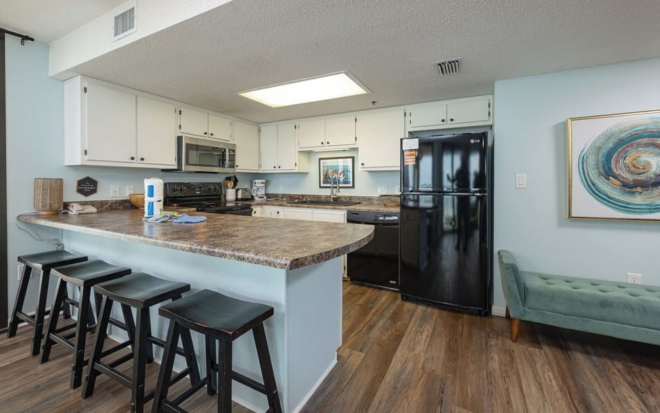 Create your favorite snacks at the inviting counter while enjoying the light atmosphere and stylish decor in your kitchen