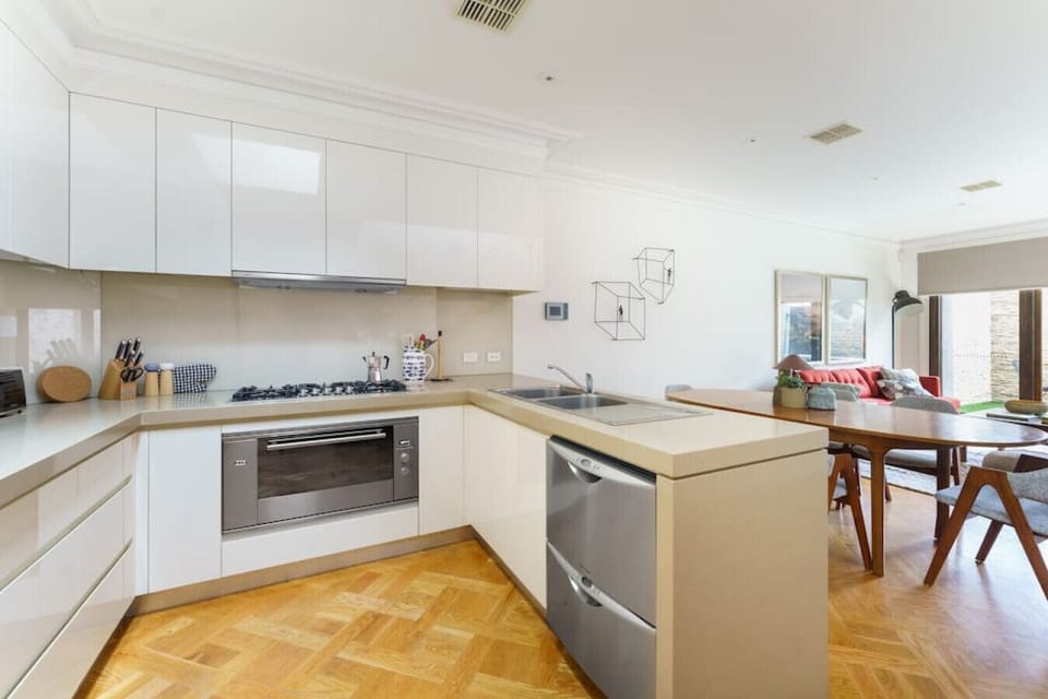 [Kitchen] Easy entertaining with the kitchen area, dining area, and living room. Perfect for families/friends to stay.