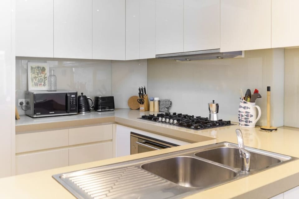 [Kitchen] Spacious and fully equipped kitchen, perfect for those who love to prepare their meals.