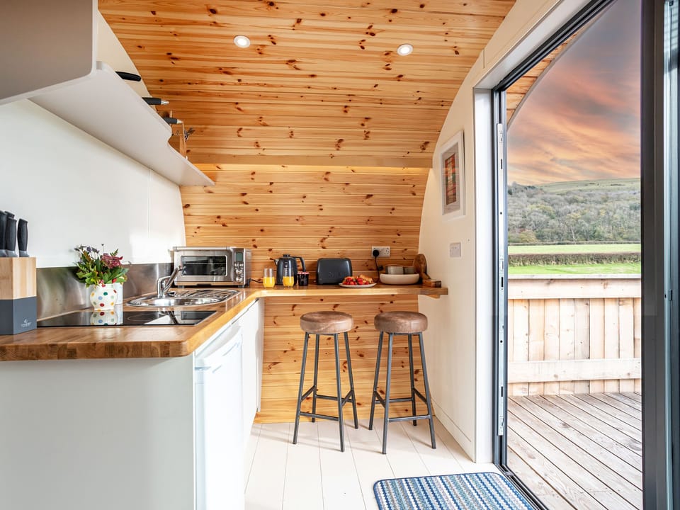 Cottage | Private kitchen | Fridge, electric kettle, toaster, cookware/dishes/utensils