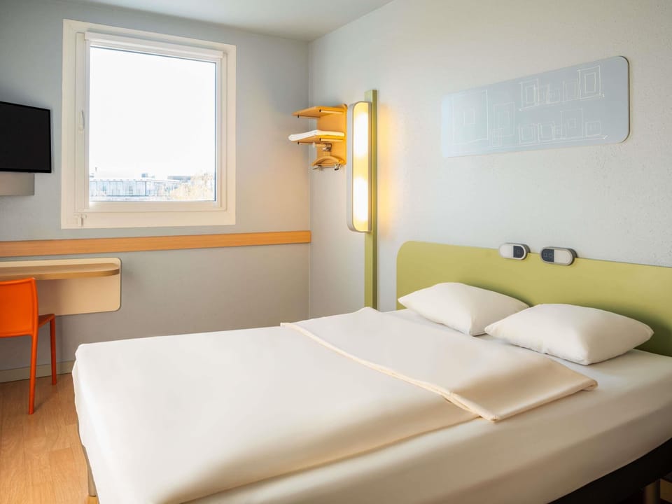 Pillowtop beds, desk, laptop workspace, soundproofing
