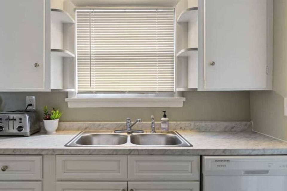 Clean, bright and fully equipped Kitchen