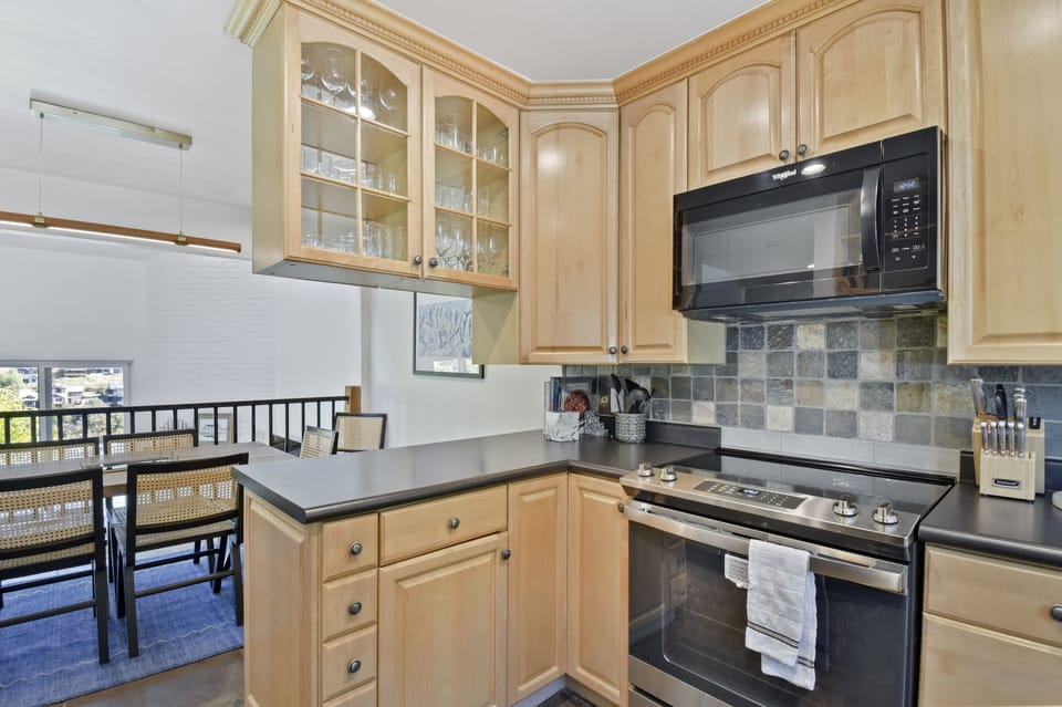 Deluxe Townhome | Private kitchen | Fridge, microwave, oven, stovetop