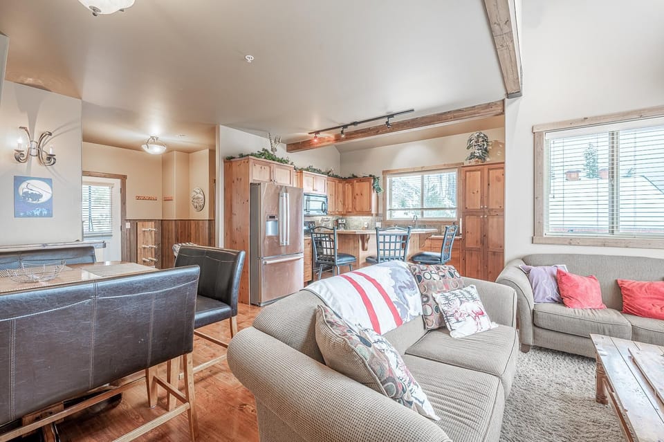 Duplex, 4 Bedrooms, Mountain View, Slope side (4 Bedrooms) | Living area | 55-inch TV with cable channels, fireplace, video-game console