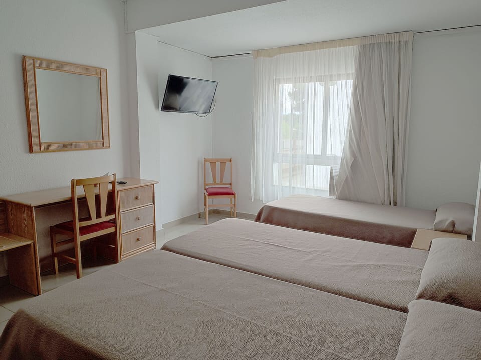 Triple Room | In-room safe, desk, free WiFi, bed sheets