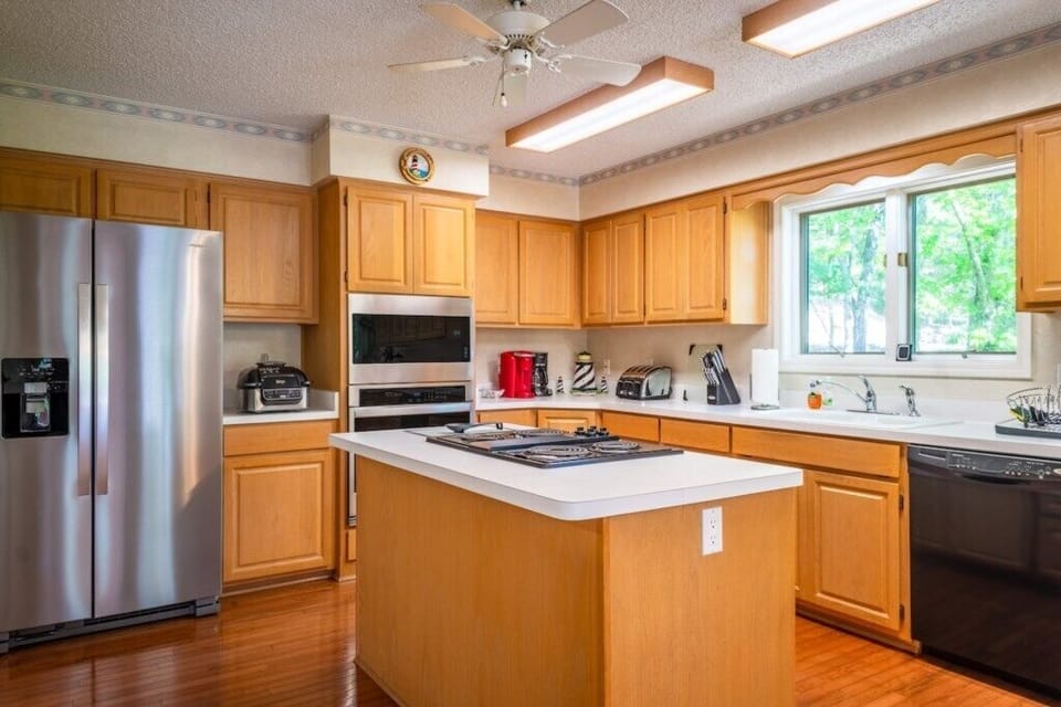 Kitchen View with Island cooktop 