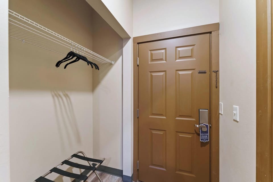 Basic Double Room | In-room safe, blackout drapes, free WiFi, bed sheets