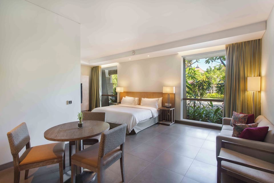 Room, 1 King Bed, Accessible | Premium bedding, minibar, in-room safe, desk