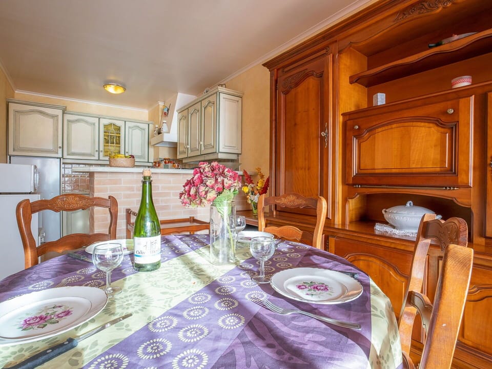 Furniture, Table, Property, Cabinetry, Flower, Chair, Interior Design, Wood, Building, Lighting