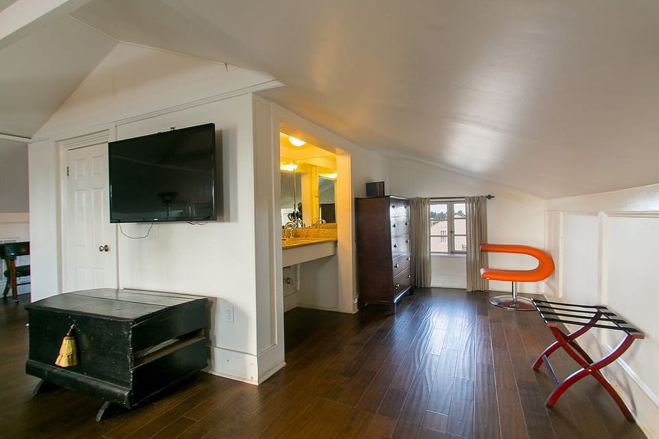 Family Single Room, 2 Queen Beds, City View | Individually decorated, individually furnished, iron/ironing board