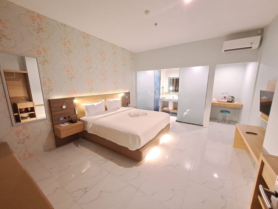 Deluxe Double Room | In-room safe, WiFi (free)
