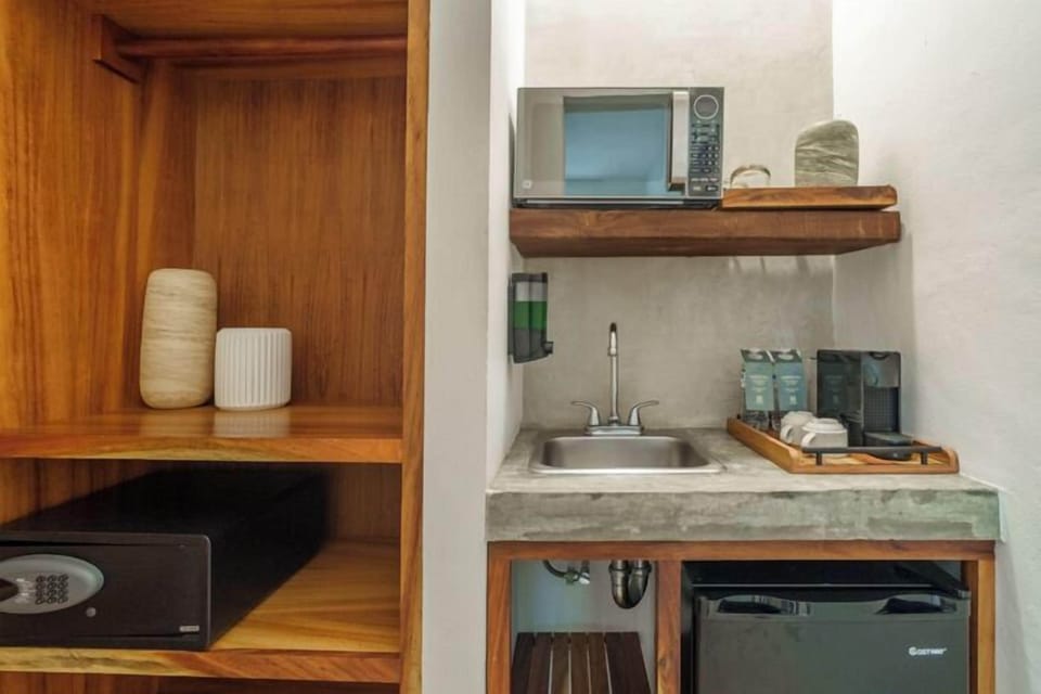 Deluxe Room, 1 King Bed, Balcony | Private kitchen | Microwave, espresso maker