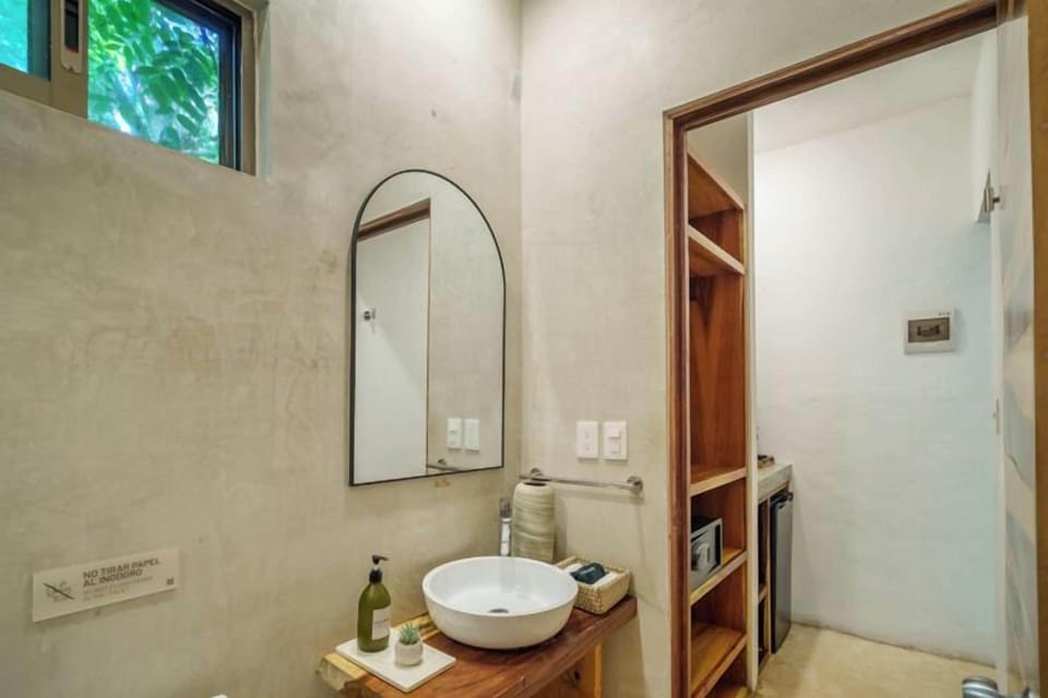 Deluxe Room, 1 King Bed, Balcony | Bathroom | Shower, rainfall showerhead, free toiletries, hair dryer