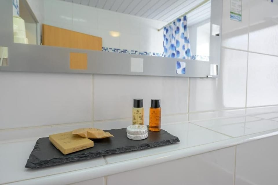 Classic Triple Room, Balcony, Courtyard View | Bathroom amenities