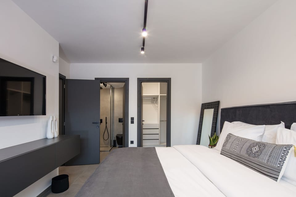 It also features a 43’’ smart TV, walk-in closet and en-suite bathroom with shower cabin.