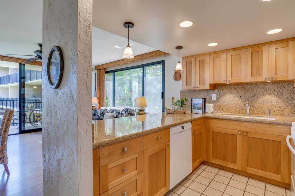 Fully equipped kitchen featuring granite countertops