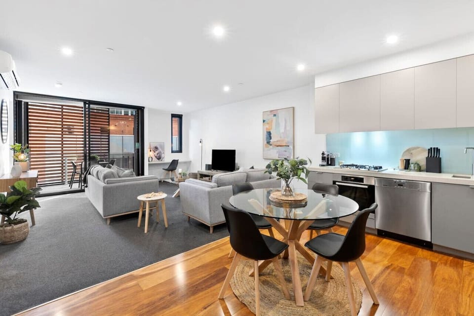 🛋️ Open-plan living and dining area with modern kitchen