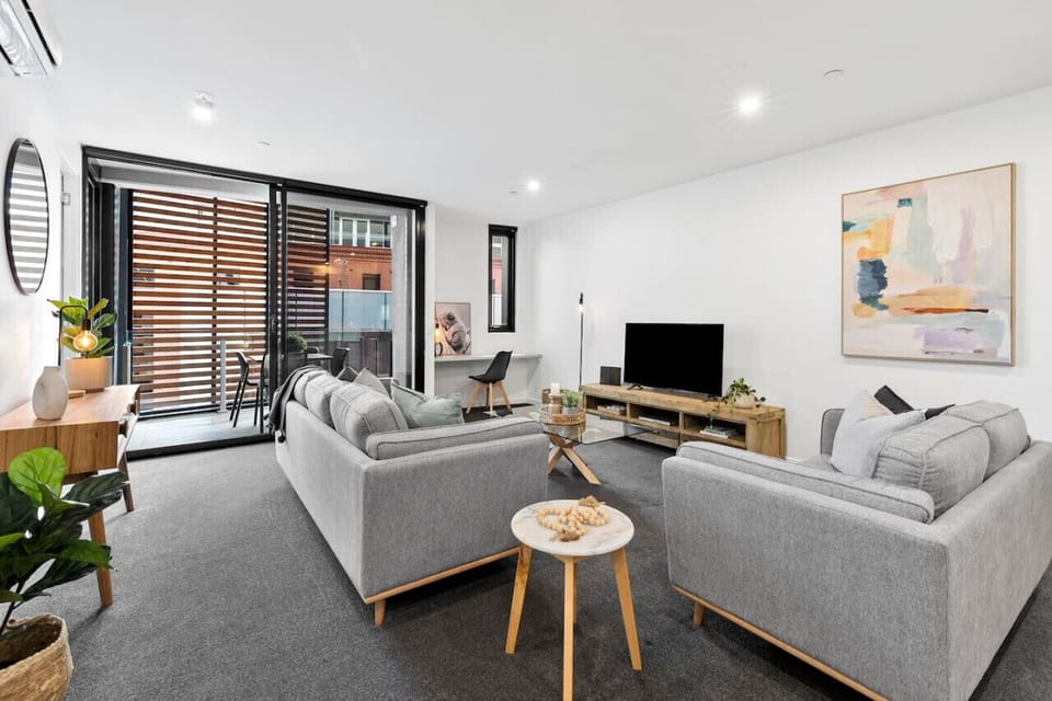 🏡 Lounge area opening onto front deck with outdoor access