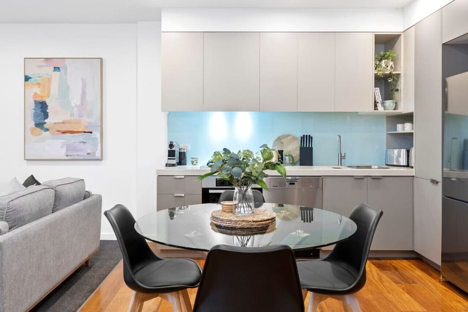🍽️ Fully equipped kitchen with dining area and modern finishes