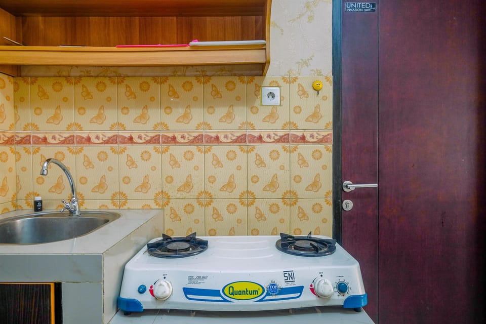 Fridge, stovetop, cookware/dishes/utensils, dining tables